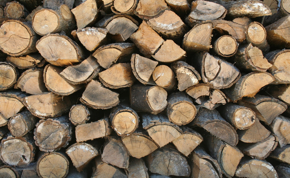 Photographie illustrative de bois de chauffage empilé — Bois de chauffage Azinho (chêne vert) — Sac 10 kg